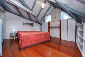 3 habitaciones, escritorio y tabla de planchar con plancha 