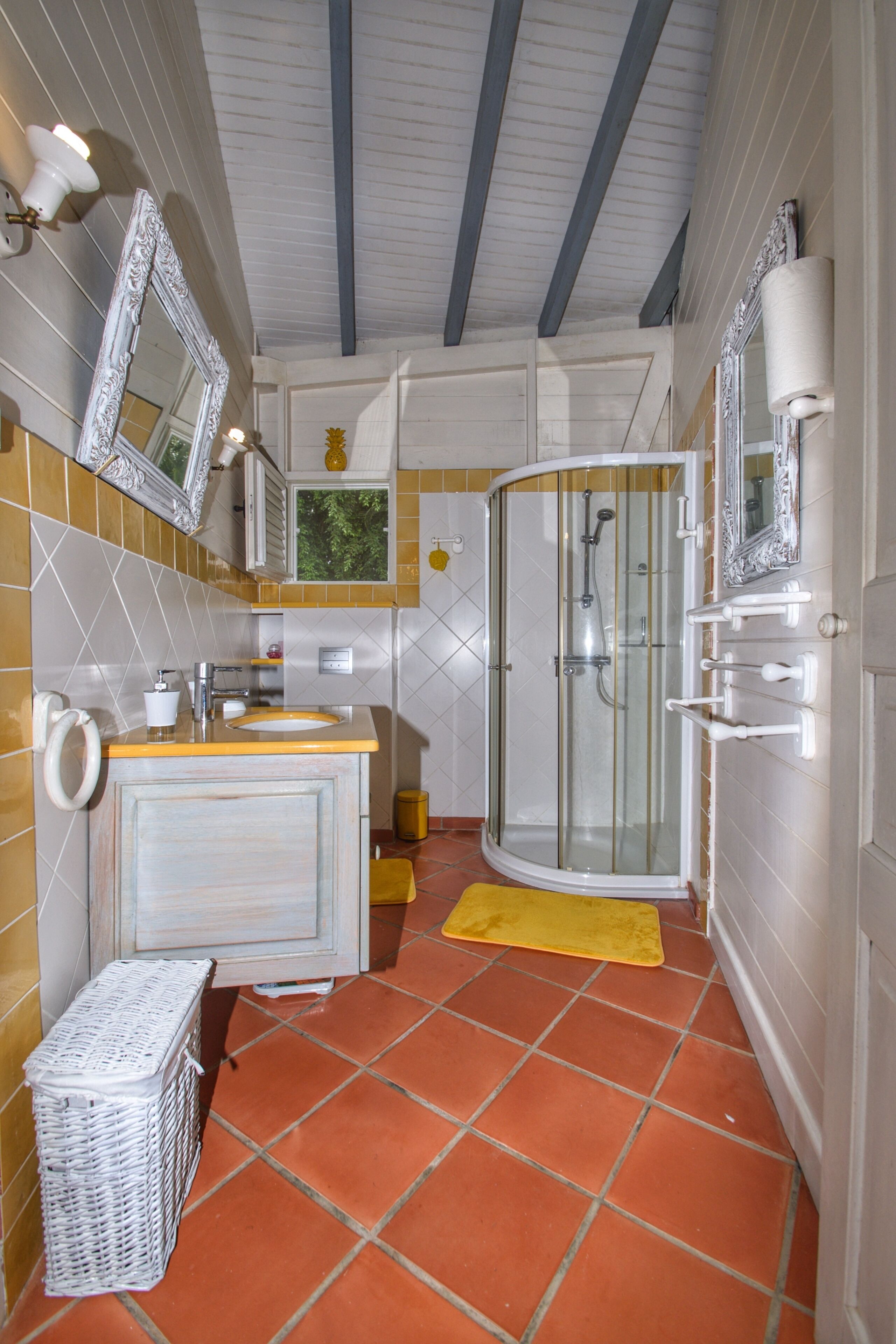 Ein Badezimmer mit Dusche, Waschbecken und Spiegel.