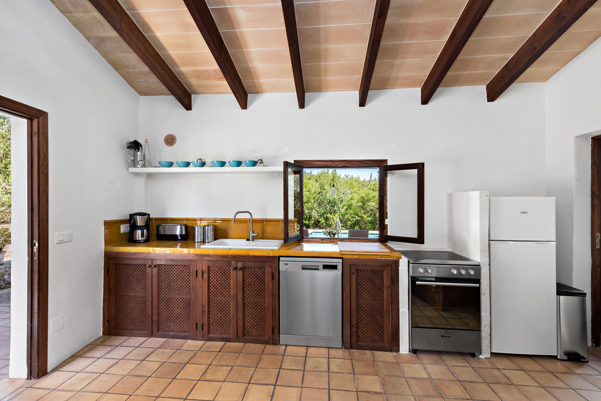 Een koelkast, een oven, een kookplaat, een vaatwasser