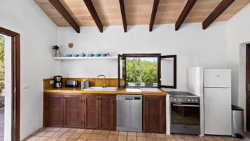 Een koelkast, een oven, een kookplaat, een vaatwasser