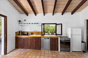 Kjøleskap, ovn, kokeplater og oppvaskmaskin