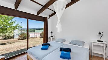 7 chambres, bureau, fer et planche Ă repasser, lit parapluie