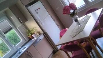 Villa | Eigene Kochnische | Großer Kühlschrank, Ofen, Herdplatte, Geschirrspüler