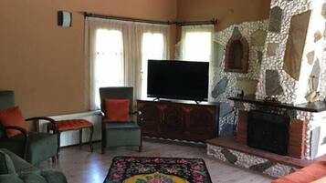 Villa | Wohnbereich | LCD-Fernseher