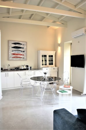 Luxury Suite (Acropolis) | In-room dining
