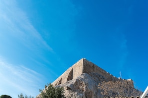 Una gran estructura de piedra con techo plano y una bandera.