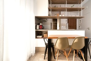 City-Apartment (Rooftop) | Essbereich im Zimmer