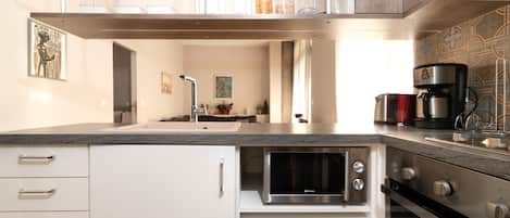 Apartamento urbano (Rooftop) | Cozinha privada | Geladeira, cooktop, máquina de café expresso, chaleira elétrica