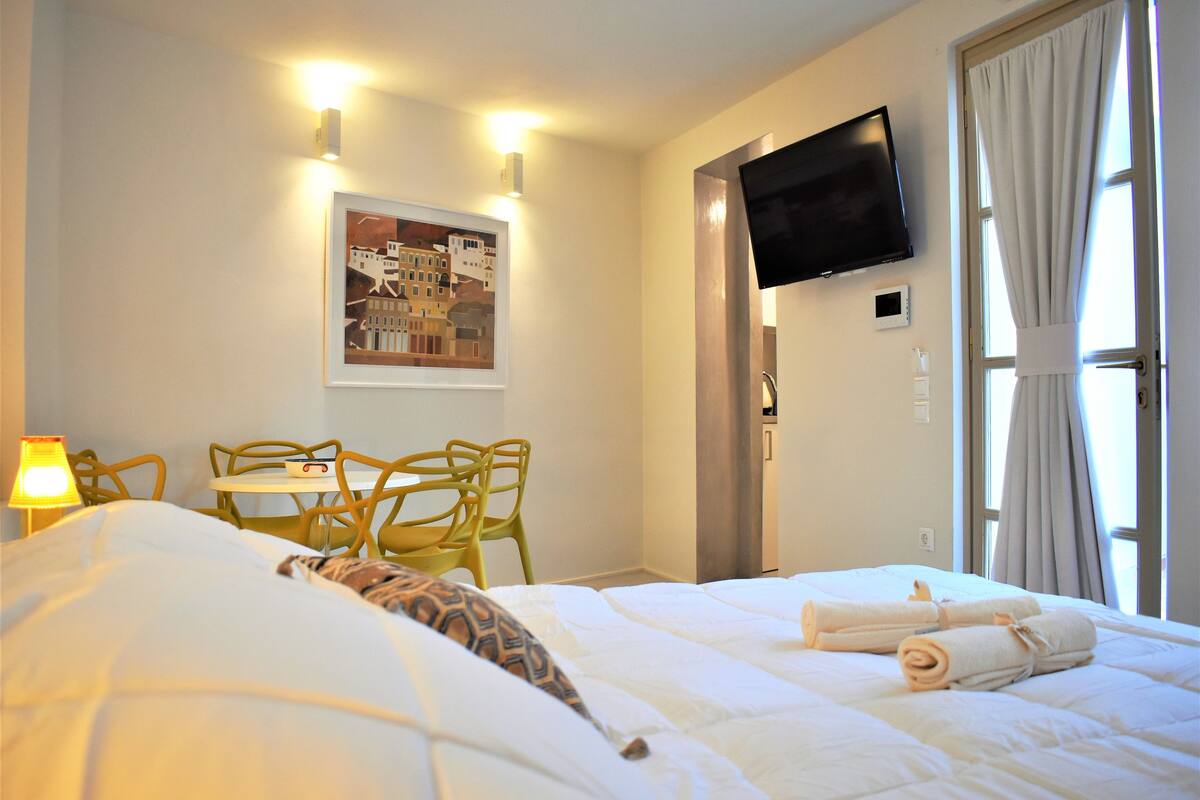 Suite (Garden Couples) | Blackout drapes, soundproofing, iron/ironing board, WiFi (free)