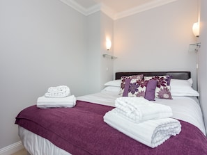 3 bedrooms, iron/ironing board, free WiFi, bed sheets - Angel Mews (Poole)