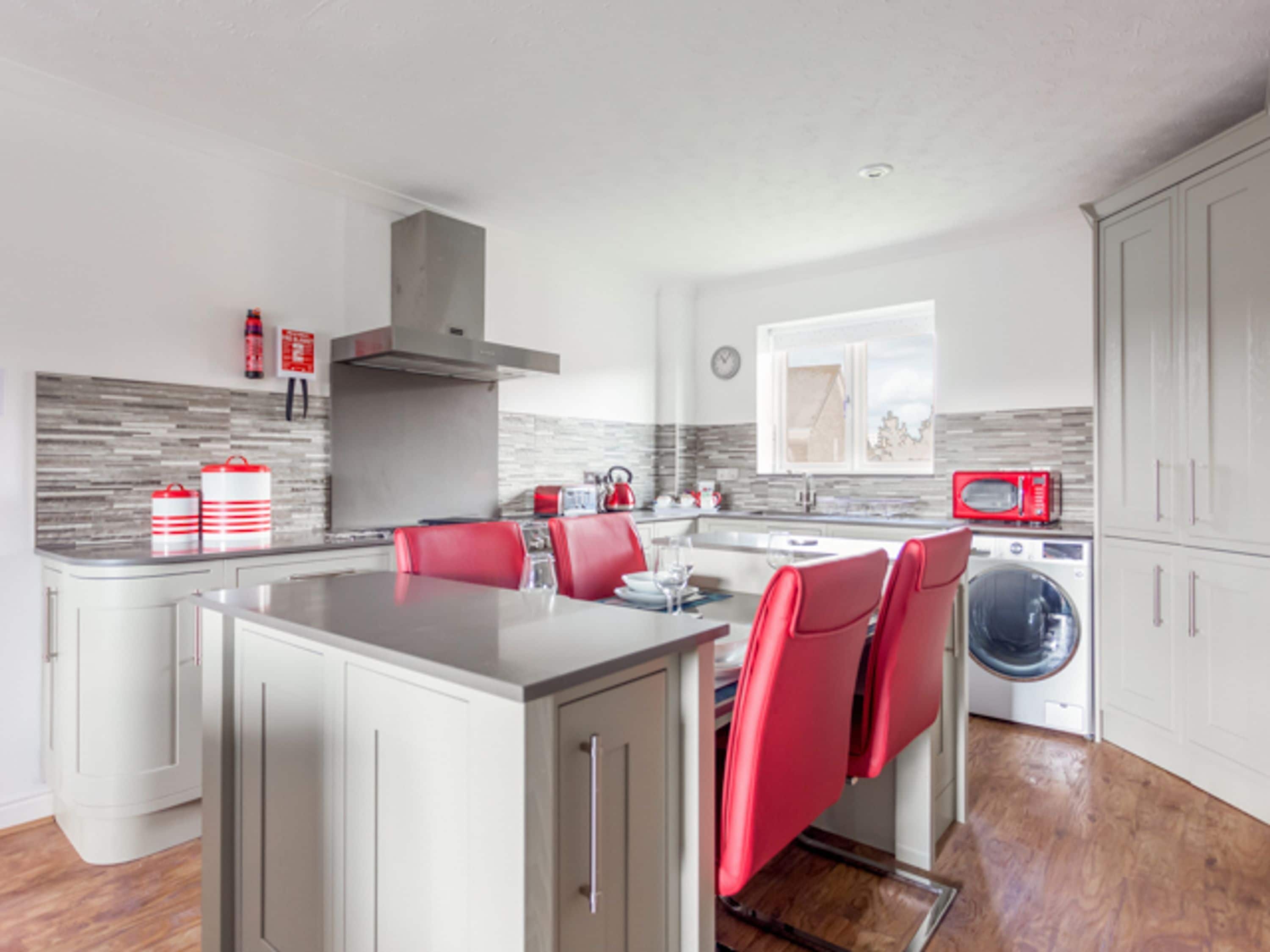 Apartment (2 Bedrooms) | Private kitchen | Fridge, microwave, oven, stovetop