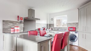 Apartemen (2 Bedrooms) | Dapur pribadi | Lemari es, microwave, oven, dan kompor