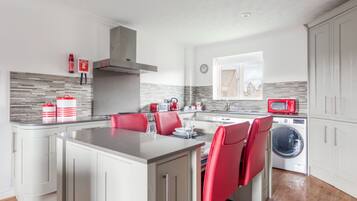 Apartment (2 Bedrooms) | Private kitchen | Fridge, microwave, oven, stovetop