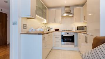 House (1 Bedroom) | Private kitchen | Fridge, microwave, oven, stovetop