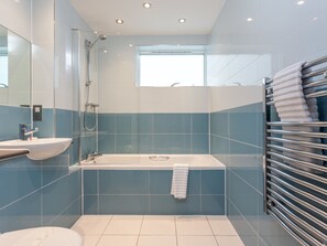 House (1 Bedroom) | Bathroom | Combined shower/tub, hair dryer, towels, shampoo