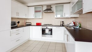 Talo (1 Bedroom) | Yksityinen keittiö | Jääkaappi, mikroaaltouuni, uuni, astianpesukone