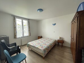 2 chambres, fer et planche à repasser