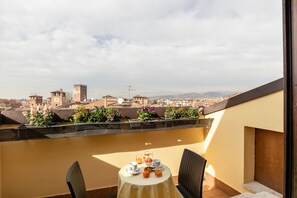 Doppelzimmer, 1 Queen-Bett, Stadtblick (Romeo) | Terrasse/Patio