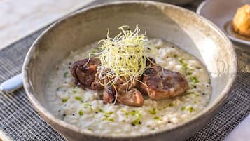 Uma tigela de comida com arroz, carne e brotos.