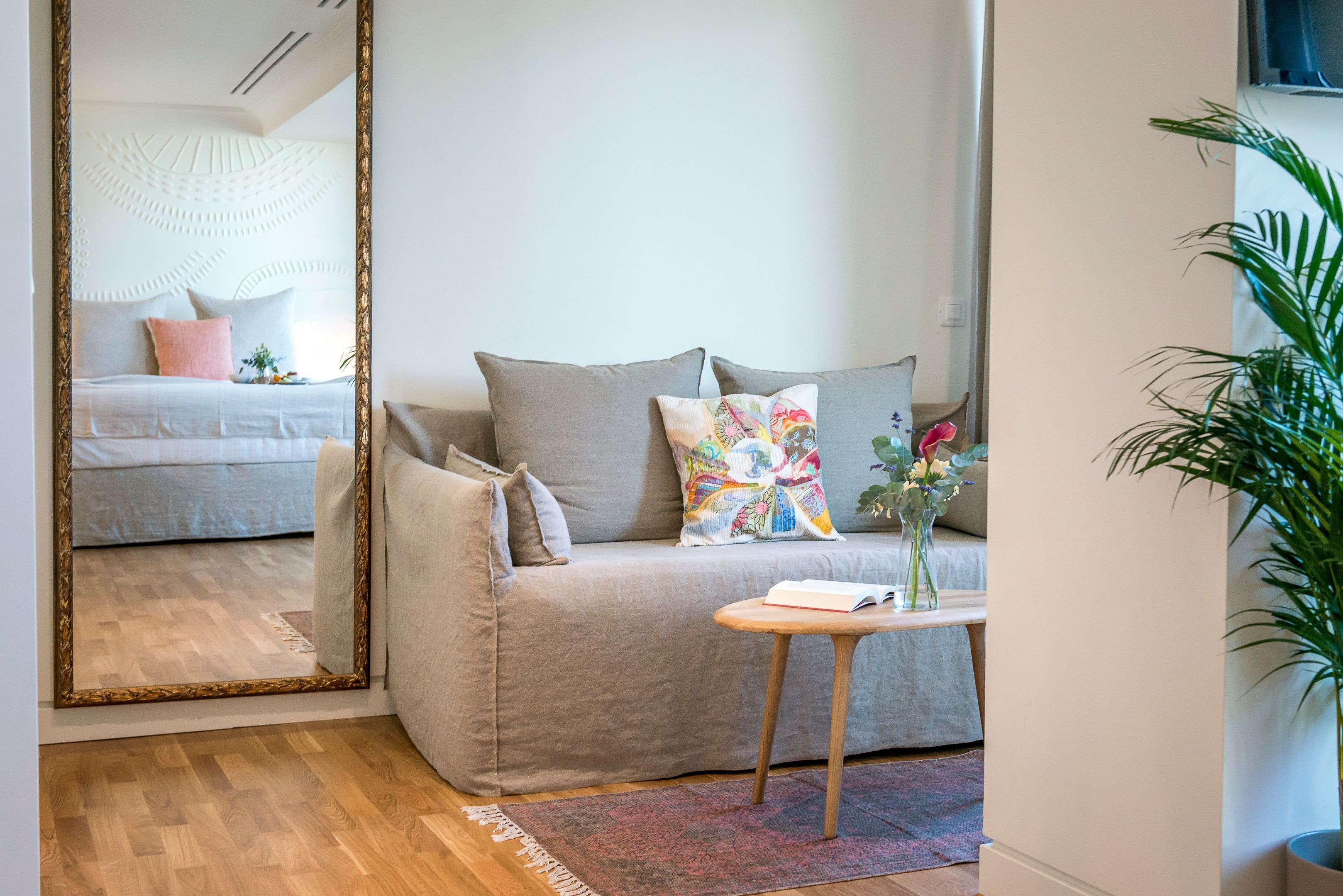 niche suite | living room | flat-screen tv