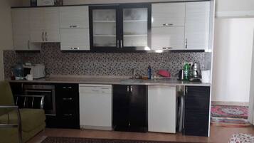Kühlschrank, Mikrowelle, Herdplatte, Geschirrspüler