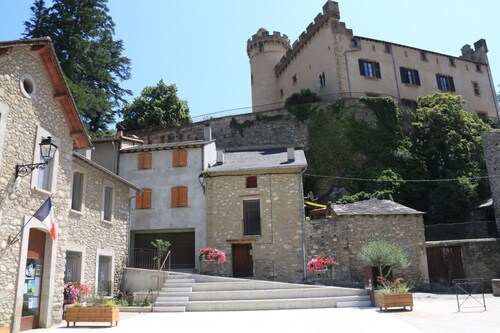 Au coeur du village de Nyer, aux portes de la réserve naturelle.