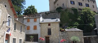 I hjärtat av byn Nyer, vid grindarna på naturreservatet.