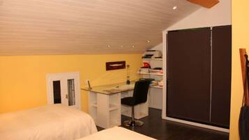 2 habitaciones y tabla de planchar con plancha