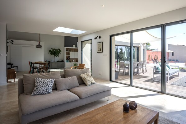 Televisor intel·ligent, llar de foc, videojocs i reproductor de DVD