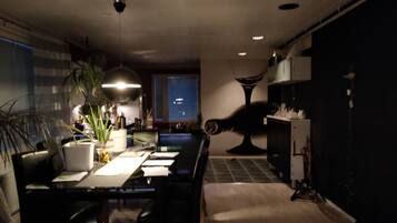 Kahden hengen perushuone (kaksi sänkyä) | Oleskelualue | Taulutelevisio