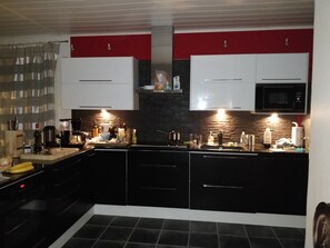 Kahden hengen perushuone (kaksi sänkyä) | Jaettu keittiö | Täysikokoinen jääkaappi, mikroaaltouuni, uuni, liesi