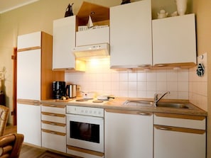 Kühlschrank, Ofen, Wasserkocher mit Kaffee-/Teezubehör, Wasserkocher