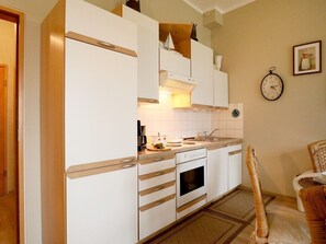 Kühlschrank, Ofen, Wasserkocher mit Kaffee-/Teezubehör, Wasserkocher