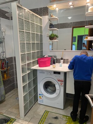 Dusche, kostenlose Toilettenartikel, Haartrockner, Handtücher