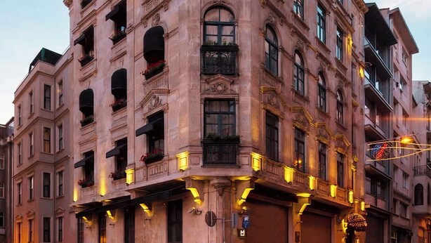 A historic building with multiple floors, large windows, and balconies. - GALATA M84  (Istanbul)