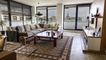 Exklusivt penthouse - 2 sovrum - 2 badrum - utsikt mot staden | Vardagsrum | Smart-tv