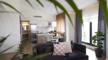 Apartamento sênior, 2 quartos, terraço | Cozinha privada | Geladeira, micro-ondas, fogão, cooktop