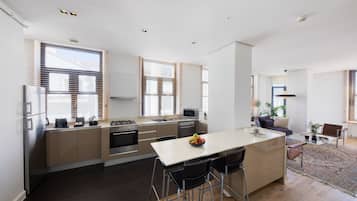 Apartamento júnior, 2 quartos, 2 banheiros | Cozinha privada | Geladeira, micro-ondas, fogão, cooktop