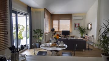 Apartment Senior, 2 phòng ngủ, hiên | Khu phòng khách | Smart TV
