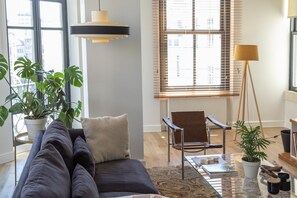 Appartement, 2 chambres, 2 salles de bains | Coin séjour | TV connectée