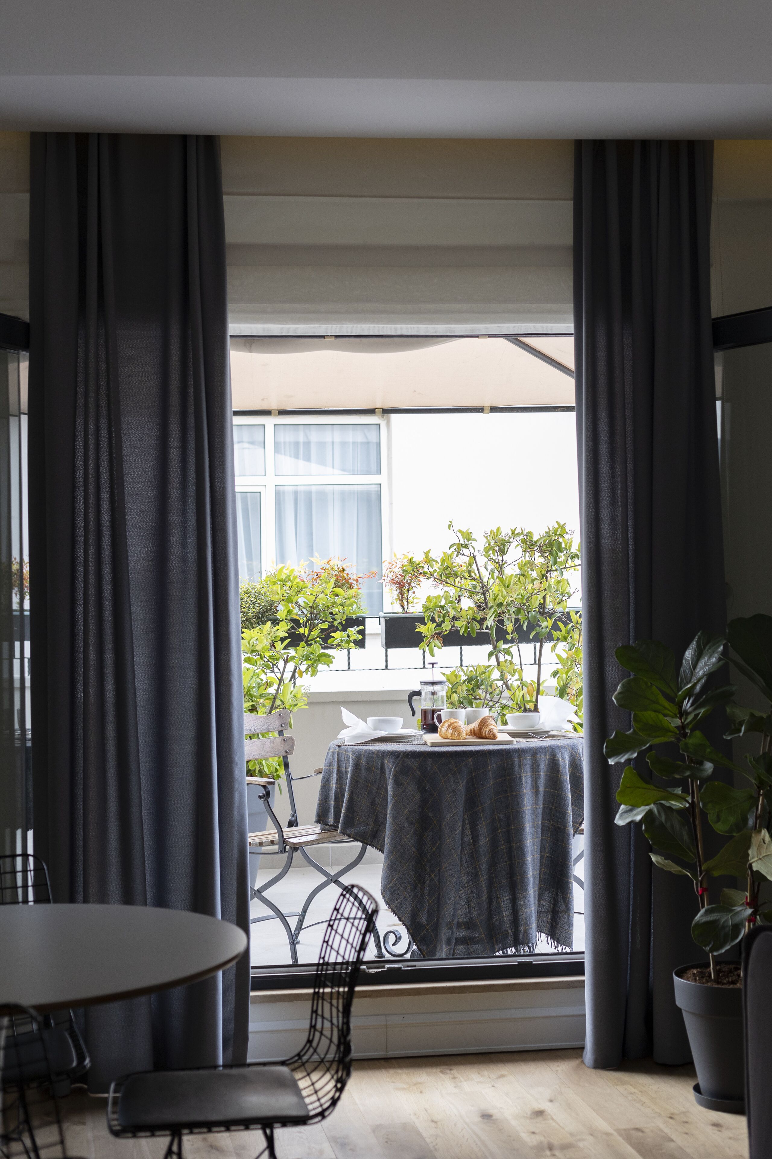 Une pièce avec une fenêtre, une table et une chaise.