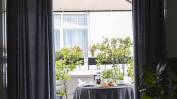 Une pièce avec une fenêtre, une table et une chaise.