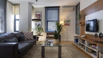 Lägenhet Standard - 1 dubbelsäng med bäddsoffa - privat badrum | Vardagsrum | Smart-tv
