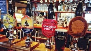 A bar with multiple beer taps, including brands like 'Horizon' and 'Goddards Brewery'. - The Anchor Inn (Cowes)