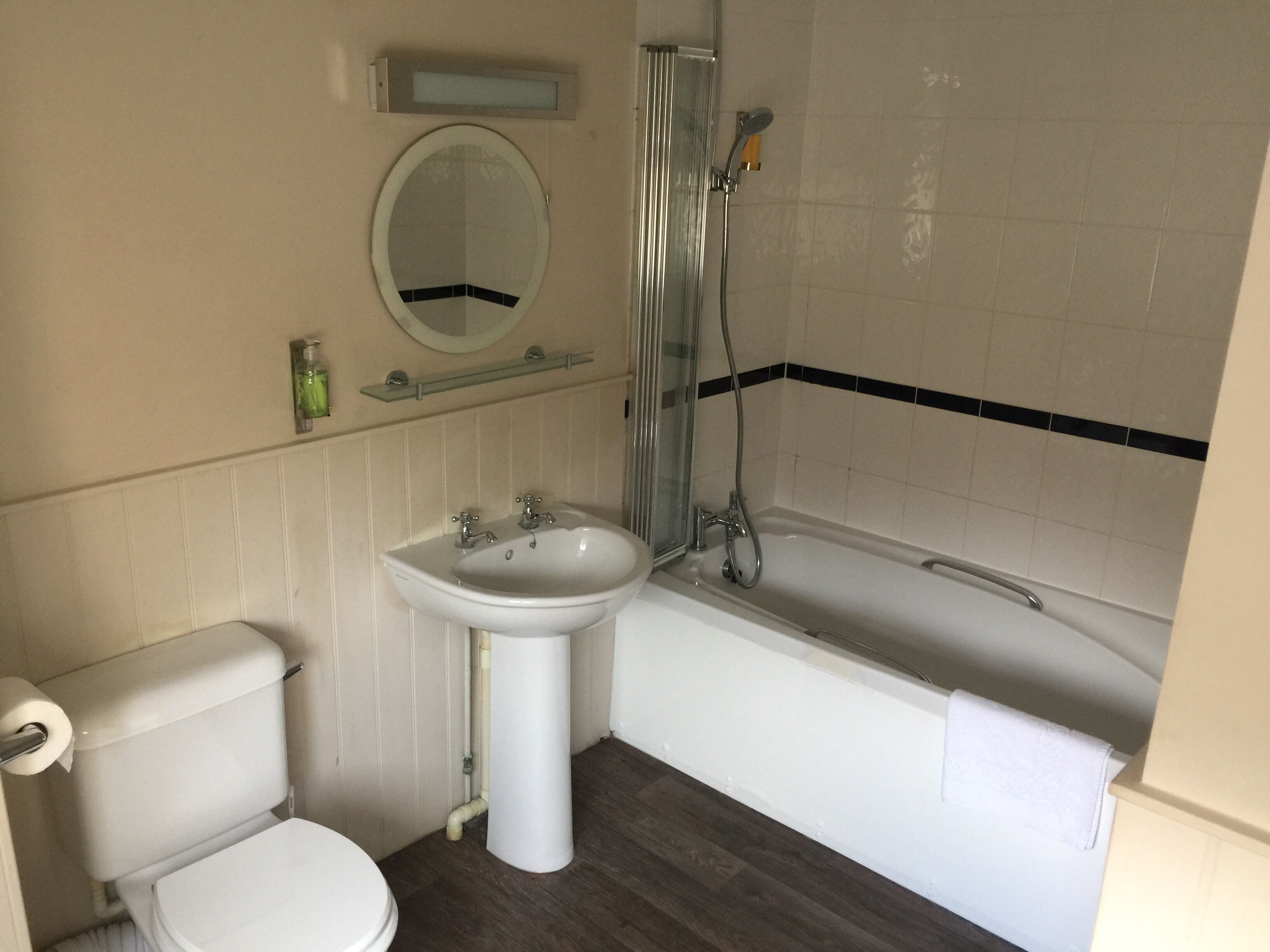 Un baño con inodoro, lavabo y bañera.