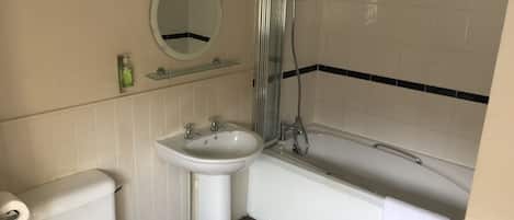 Un baño con inodoro, lavabo y bañera.