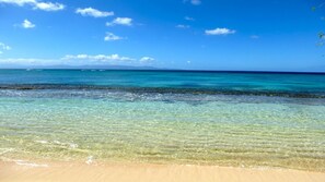 Plage, chaises longues, serviettes de plage