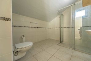 Villa, 3 chambres | Salle de bain | Baignoire et douche séparées, sèche-cheveux, serviettes fournies