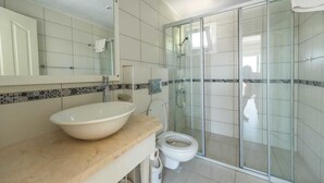 Villa, 3 chambres | Salle de bain