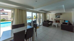 Villa, 3 chambres | Aire de séjour